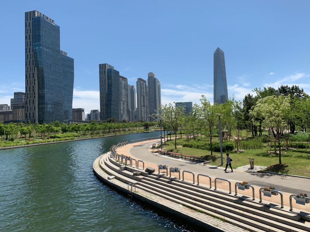 With Songdo’s pedestrian-friendly Central park in the foreground, it serves as an ideal place of leisure while the city and its magnificent skyline can be seen sprawled beyond the river.